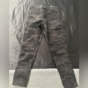 NWOT Buffalo high wasted black camo jeans size 4